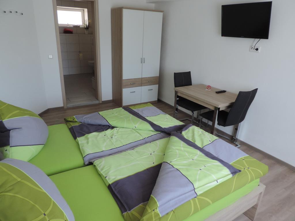 Pension Am Kirchberg Wehringen Номер фото